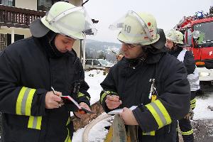Bild: Der stellvertretende Wehrf&amp;uuml;hrer Christian Holz (rechts) informiert sich an der Einsatzstelle