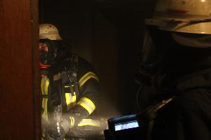 Bild: Angriffstrupp mit W&amp;auml;rmebildkamera in der Brandwohnung