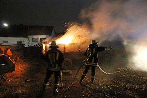 Bild: Beim Eintreffen der Feuerwehr standen die Rundballen auf dem Anh&amp;auml;nger in Flammen