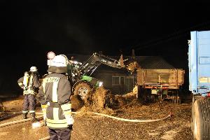 Bild: Mit einem Traktor wurde der Wagen entladen und Glutnester abgel&amp;ouml;scht