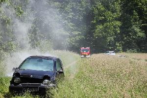 Bild: Fahrzeugbrand auf einem Feldweg bei Habach