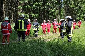 Bild: Besprechung zur Bildung einer Suchkette, durch die beiden Einsatzleiter von Feuerwehr und DRK