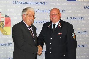 Bild: Wehrf&amp;uuml;hrer Klaus Theis (rechts) gratulierte Felix Becker zur Auszeichnung