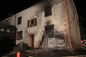 Bild: 6-9 M&amp;uuml;lltonnen brannten an der Hausfassade des Pfarramtes