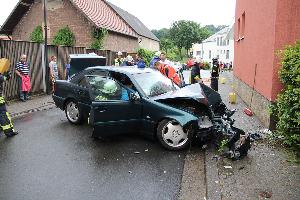 Bild: Der Fahrer dieses Mercedes war gegen die Hauswand des Altenheims St. Josef gekracht
