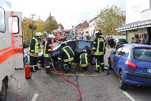 Bild: Feuerwehr und Rettungsdienst befreien den Fahrer aus seinem Fahrzeug