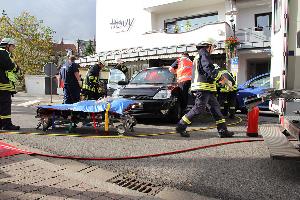Bild: Feuerwehr und Rettungsdienst befreien den Fahrer aus seinem Fahrzeug