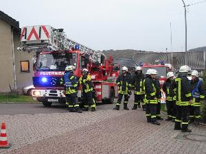 Bild: Auch die Drehleiter der Feuerwehr Illingen war vor Ort