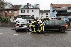 Bild: Feuerwehreinsatz bei Verkehrsunfall in der Dirminger Stra&amp;szlig;e