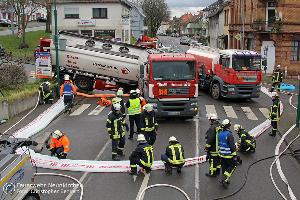 Bild: Die Feuerwehr sicherte das Unfallfahrzeug (Foto: Christopher Benkert - Feuerwehr Neunkirchen)