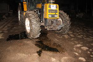 Bild: Der Traktor hatte aufgrund eines technischen Defekts Hydraulik&amp;ouml;l verloren