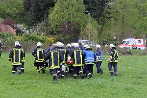 Bild: Feuerwehr und Rettungsdienst bringen den Verunfallten mit der Schleifkorbtrage zum Rettungswagen (Foto: Presseservice Saar - Carsten Klein)