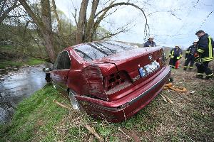 Bild: Das Unfallfahrzeug war gegen einen Baum geprallt (Foto: Simon Mario Avenia)
