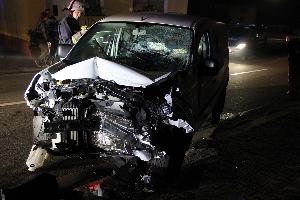 Bild: Der Fahrer dieses Renault wurde bei dem Unfall in der Augustinusstra&amp;szlig;e lebensgef&amp;auml;hrlich verletzt
