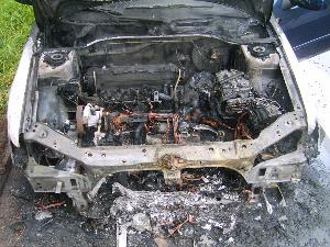 Bild: Der Brand war im Motorraum des Fahrzeugs ausgebrochen