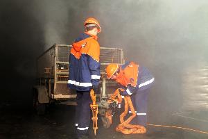 Bild: Ein brennender Anh&amp;auml;nger musste mit einem Greifzug aus der Lagerhalle gezogen werden.