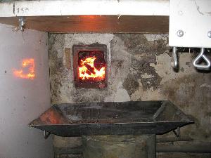Bild: Brennende Glutreste wurde im Keller ausger&amp;auml;umt und abgel&amp;ouml;scht