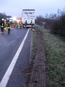 Bild: Verkehrsunfall zwischen Pkw und Sattelzug auf der Autobahn A1