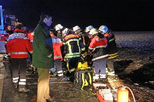 Bild: Feuerwehr und Rettungsdienst bei der Rettung der Fahrerin