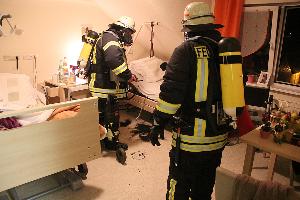 Bild: Angriffstrupp mit Atemschutzger&amp;auml;ten im betroffenen Zimmer