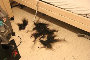 Bild: Deutliche Brandspuren auf dem Boden vor dem Bett