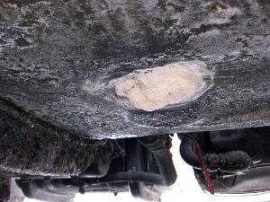 Bild: Das Loch im Kraftstofftank wurde mit Dichtpaste verschlossen