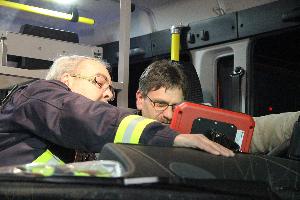 Bild: Der stellvertretende Wehrf&amp;uuml;hrer Wolfgang Braun und Feuerwehrsachbearbeiter Alfred Wirtz in der Fahrerkabine des neuen Fahrzeugs