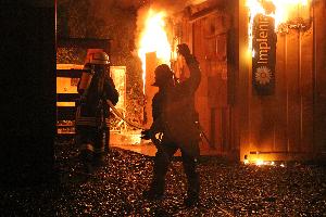 Bild: Ein Trupp geht zur Brandbek&amp;auml;mpfung unter umluftunabh&amp;auml;ngigem Atemschutz vor