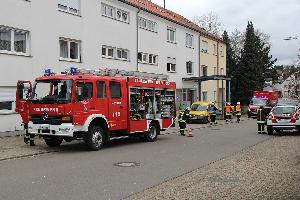 Bild: Einsatzfahrzeuge vor dem Mehrfamilienhaus in der Pr&amp;uuml;mburgstra&amp;szlig;e