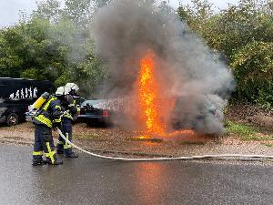 Bild: Ein Pkw brannte im Industriegebiet In Baden im Ortsteil Dirmingen