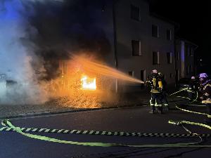 Bild: Brand eines Pkw in einer Garage in der Hierscheider Stra&amp;szlig;e