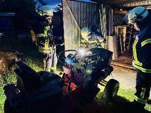 Bild: Schwelbrand an einem Aufsitzrasenmäher in Wiesbach