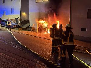 Bild: Pkw-Brand drohte auf Wohnhaus überzugreifen