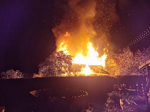Bild: Nächtlicher Vollbrand eines Carports mit Pkw und Brennholzlager in Habach