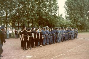 Bild: Die damalige Feuerwehr Dirmingen ist auf dem Marktplatz zur Meldung an den Wehrführer angetreten. (Foto: HFM Ludwig Hoffmann)