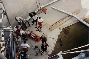 Bild: Der Patient musste aus dem 6 Meter tiefen Kl&amp;auml;rbecken gerettet werden