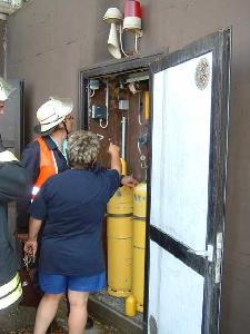 Bild: Gemeinsam mit einer Angestellten des Schwimmbades wurde die Überwachungsanlage kontrolliert