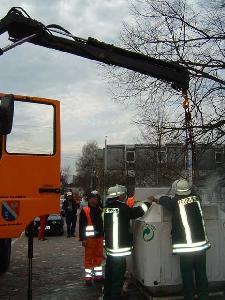 Bild: Verladen des Papiercontainers auf einen LKW des Gemeindebauhofes