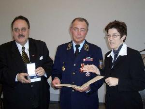 Bild: von links nach rechts: Bürgermeister Fritz-Hermann Lutz, Landesbrandinspekteur a.D. Hans Jürgen Olliger und Innenministerin Annegret Kramp-Karrenbauer bei der Veleihung des Bundesverdienstkreuzes