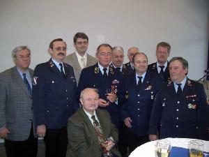 Bild: Geladene Ehrengäste zusammen mit Landesbrandinspekteur a.D. Hans-Jürgen Olliger