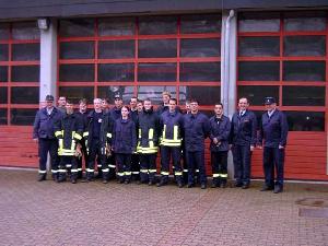 Bild: Die Teilnehmer des Truppführerlehrgangs 2004 zusammen mit ihren Ausbildern