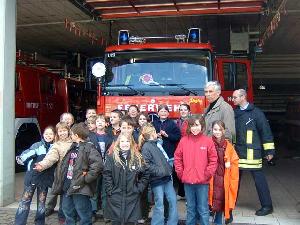 Bild: Die Schülerinnen und Schüler der Klasse 3/III zu Besuch bei der Feuerwehr