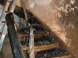 Bild: Die Holztreppe im Treppenraum war durch den Brand schwer beeinträchtigt