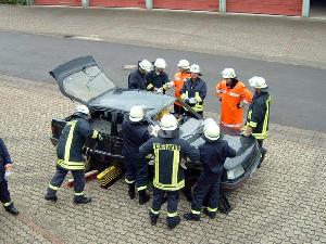 Bild: An einem Fahrzeug wurde die technische Rettung geübt