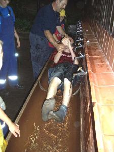 Bild: Zeltlager der Jugendfeuerwehr 2004: "Zwangsduschen"