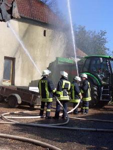 Bild: Mit mehreren Rohren wurde der Brand unter Kontrolle gebracht