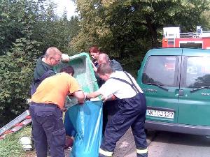 Bild: Entsorgen des kontaminierten Ölbindemittels