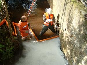 Bild: Anbringen einer Ölsperre