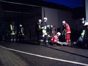 Bild: Die geretteten Personen werden den Helfern der DRK-Ortsvereine Wiesbach und Humes übergeben