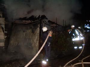 Bild: Eine Garage in Holzbauweise brannte in der Nacht zum 10. M&amp;auml;rz 2005 in der Wiesbacher Talstra&amp;szlig;e v&amp;ouml;llig aus